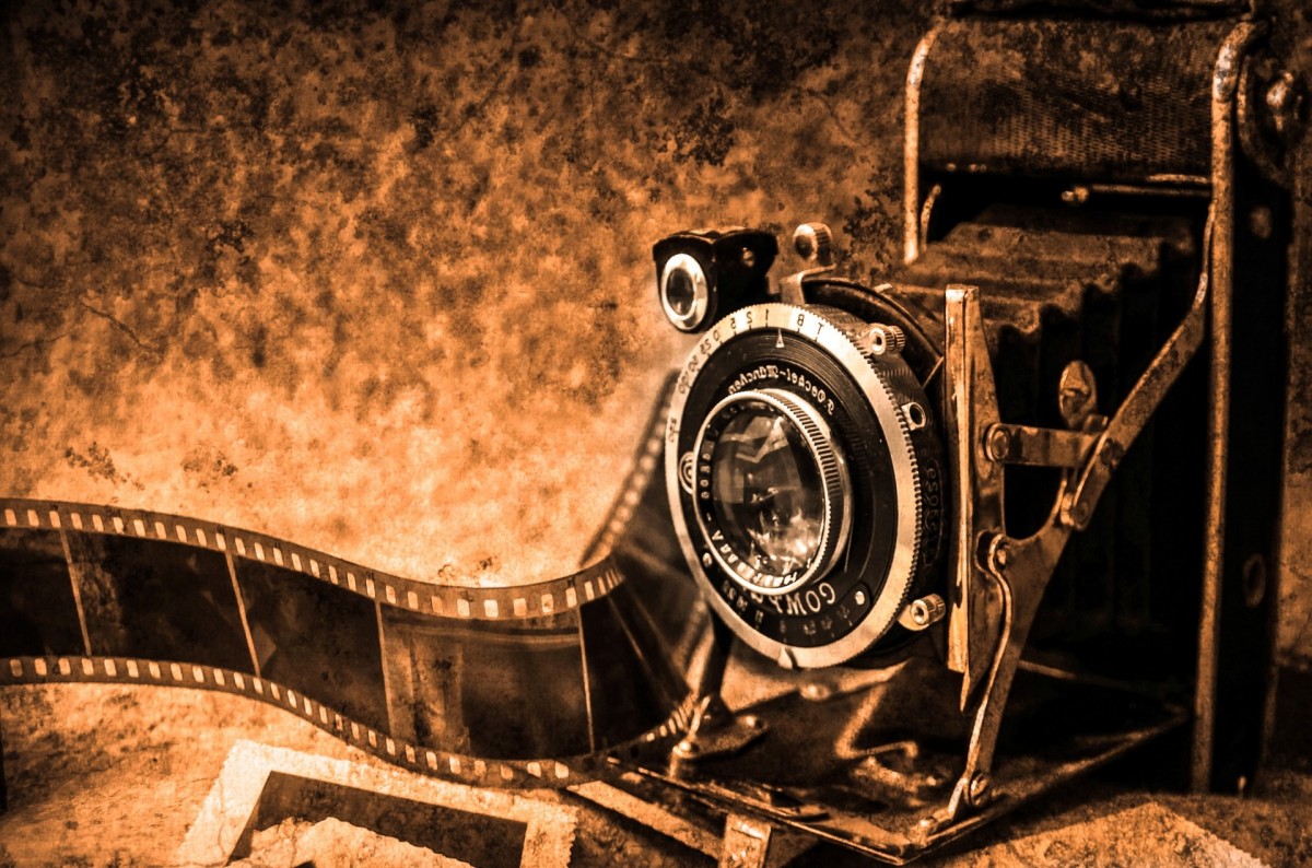 Un vieil appareil photo noir 