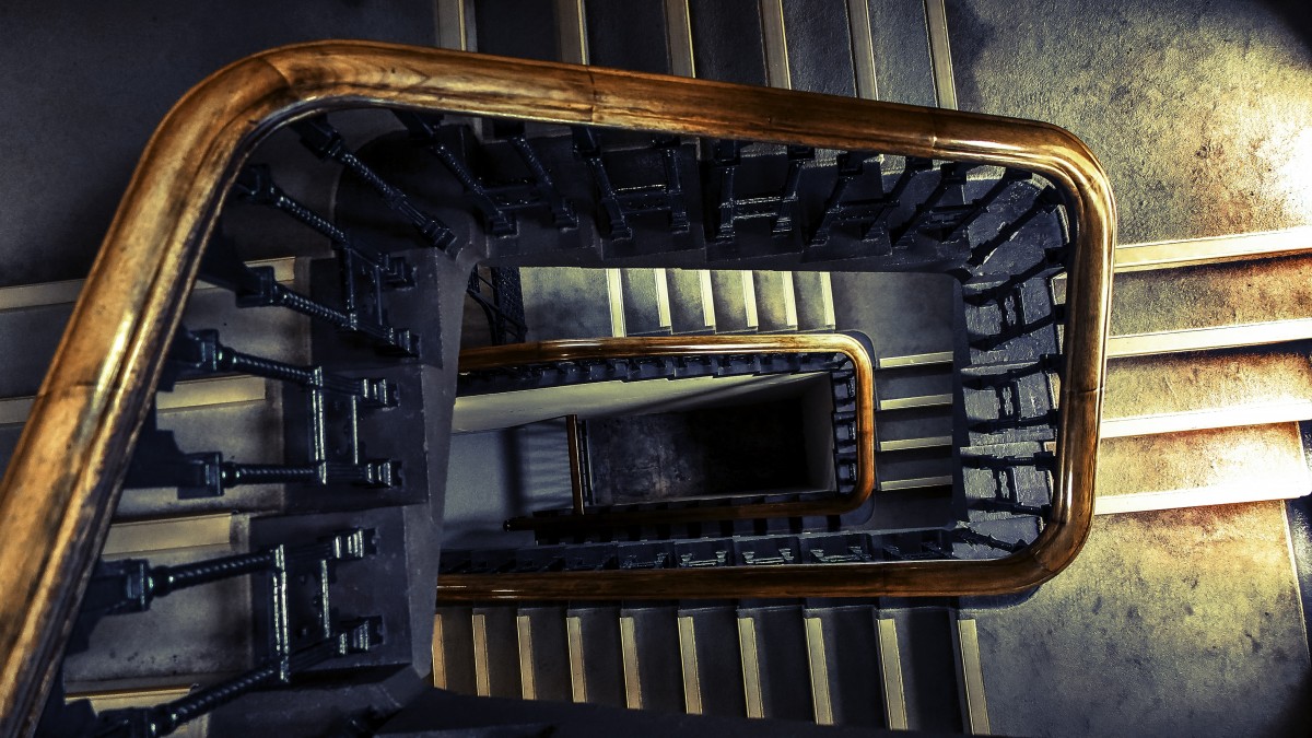 Escalier en bois ancien, interminable et sans fin.